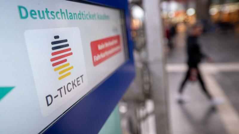 Verkehrsbranche: Preis für D-Ticket mittelfristig höher Das Deutschlandticket ermöglicht bundesweite Fahrten im Nah- und Regionalverkehr und ist monatlich kündbar.