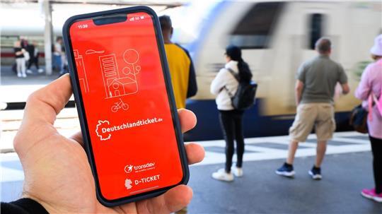 Das Deutschlandticket für Bus und Bahn soll günstiger bleiben als ein Auto, fordert Niedersachsen. 
