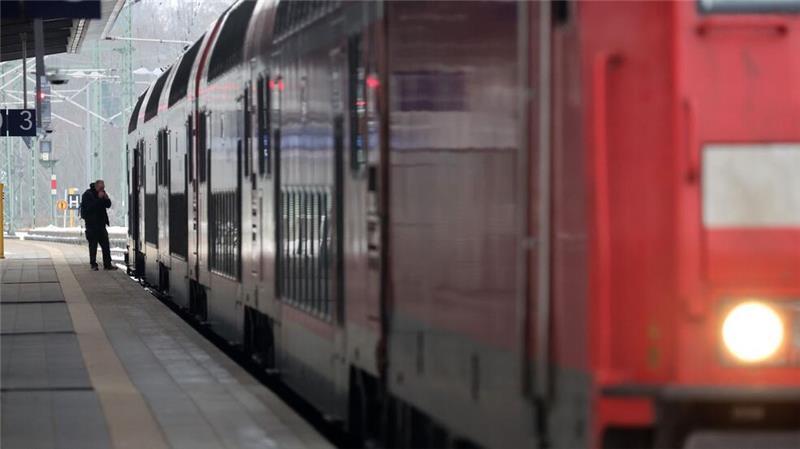 Mindestlohn, Bundestag, Nachname – was sich 2025 ändert Das Deutschlandticket gilt im Nah- und Regionalverkehr. (Archivbild)