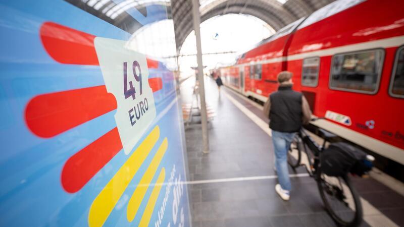 15-Jähriger soll Hunderte Deutschlandtickets gefälscht haben Das Deutschlandticket ist am 01. Mai 2023 an den Start gegangen. (Symbolbild/Archivbild)