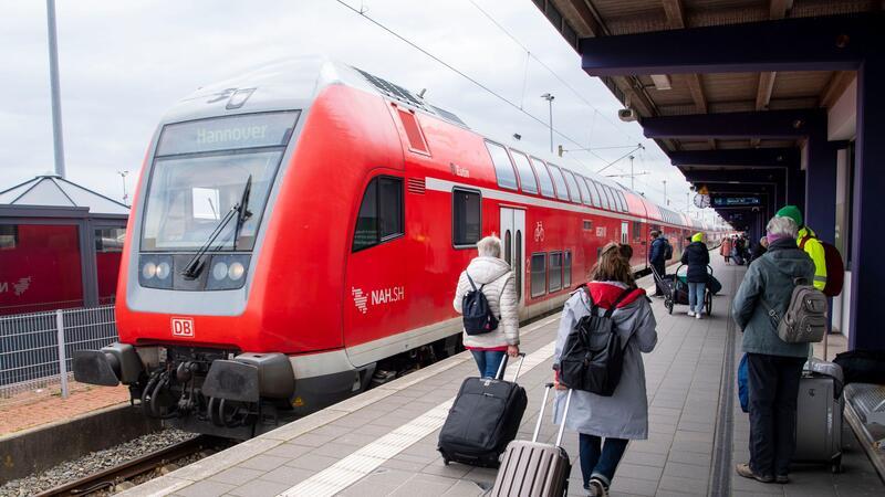 Verbraucherschützer fordern Klarheit beim Deutschlandticket Das Deutschlandticket kann seit 1. Mai 2023 in allen Bussen und Bahnen des Nahverkehrs genutzt werden.