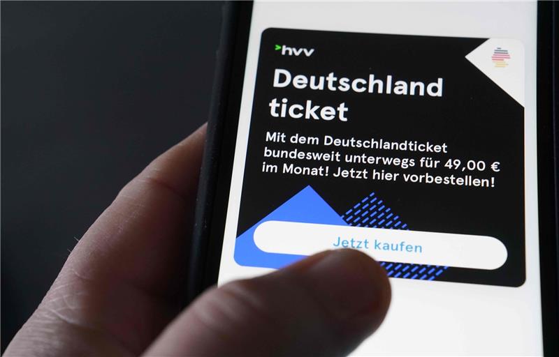 709.000 verkauft: HVV zieht positive Bilanz zum Deutschlandticket Das Deutschlandticket kann unter anderem in der HVV-Switch-App gekauft werden. Foto: Marcus Brandt/dpa