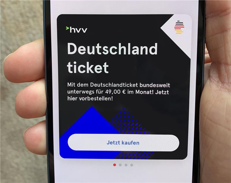 49-Euro-Ticket ab heute im Verkauf – So funktioniert's im HVV Das Deutschlandticket lässt sich beispielsweise in der HVV-App jederzeit bestellen und vorzeigen. Foto: HVV