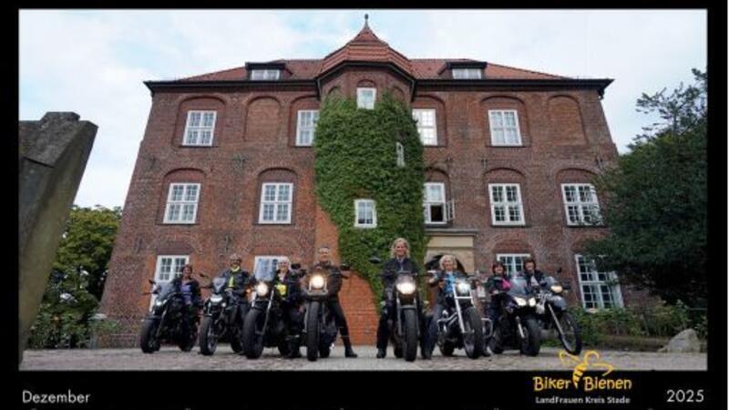 Das Dezember-Bild zeigt die Biker-Bienen vor dem Schloss Agathenburg.