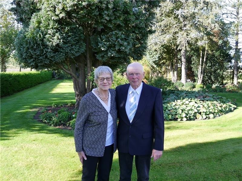 Das Diamantene Paar Rolf und Ursula Klemme in seinem wunderschönen Garten in Hüll. Foto: Umland