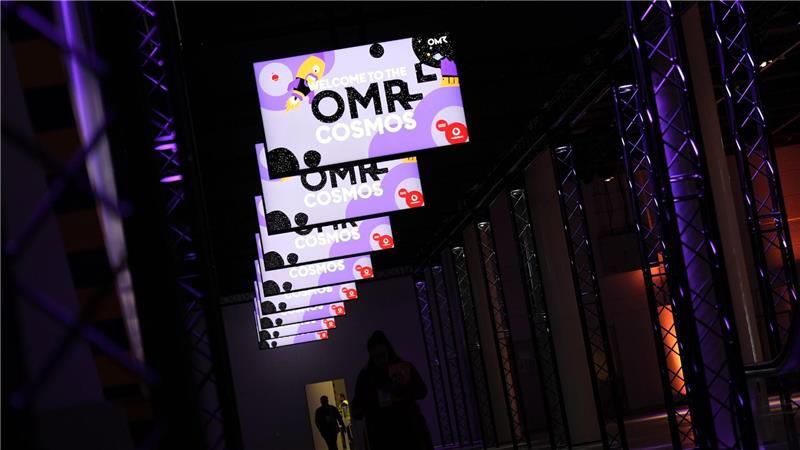 Das Digital- und Marketingfestival OMR lockt in zwei Tagen mehrere Zehntausend Besuchende, Hunderte Redner und einige Promis in die Hamburger Messehallen. 