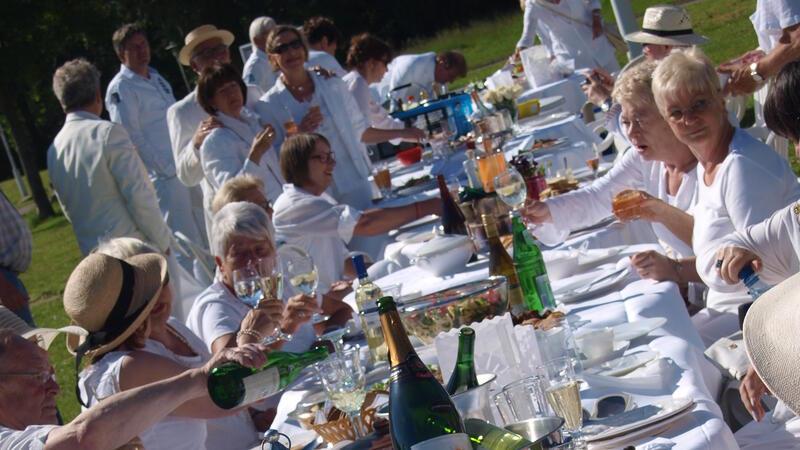 Das Dîner en blanc, das beliebte „Picknick in Weiß“, wird wieder auf der Wiese des Stadeum-Parks vor dem Stadissimo veranstaltet.