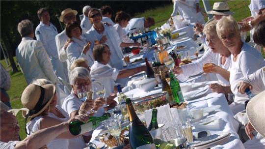Das Dîner en blanc, das beliebte „Picknick in Weiß“, wird wieder auf der Wiese des Stadeum-Parks vor dem Stadissimo veranstaltet.