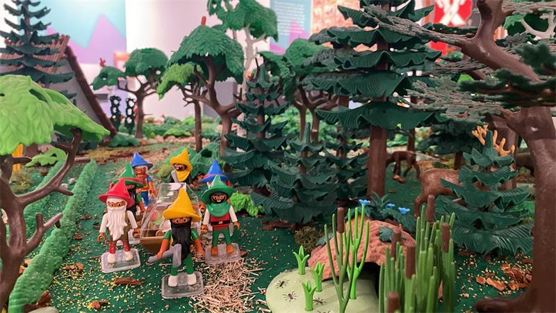 Märchenhafte Playmobil-Welt in Buxtehude Das Diorama lädt zu einem Suchspiel ein: Wer findet die vier anderen Märchenmotive, die neben Hase und Igel in der aufgebauten Playmobil-Welt versteckt sind?