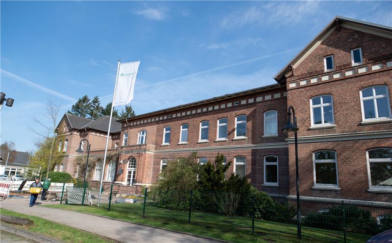 Das Direktoriumsgebäude der Asklepios Klinik Nord / Ochsenzoll. In Hamburg hat sich die Zahl der untergebrachten psychisch kranken Straftäter in den vergangenen 20 Jahren verdreifacht. Fast alle sind in der Asklepios Klinik Nord / Ochsenzoll untergebracht. Foto: Daniel Reinhardt/dpa