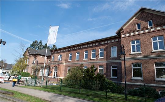 Das Direktoriumsgebäude der Asklepios Klinik Nord / Ochsenzoll. In Hamburg hat sich die Zahl der untergebrachten psychisch kranken Straftäter in den vergangenen 20 Jahren verdreifacht. Fast alle sind in der Asklepios Klinik Nord / Ochsenzoll untergebracht. Foto: Daniel Reinhardt/dpa