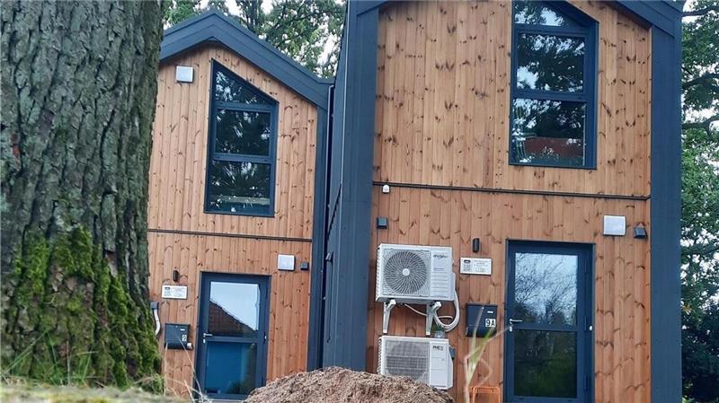 Spektakulär: Fertigdoppelhaus wird innerhalb eines Tages errichtet Das Doppelhaus am Eichenweg in Rotenburg.
Das Doppelhaus am Eichenweg in Rotenburg basiert auf einem Fertighaussystem.