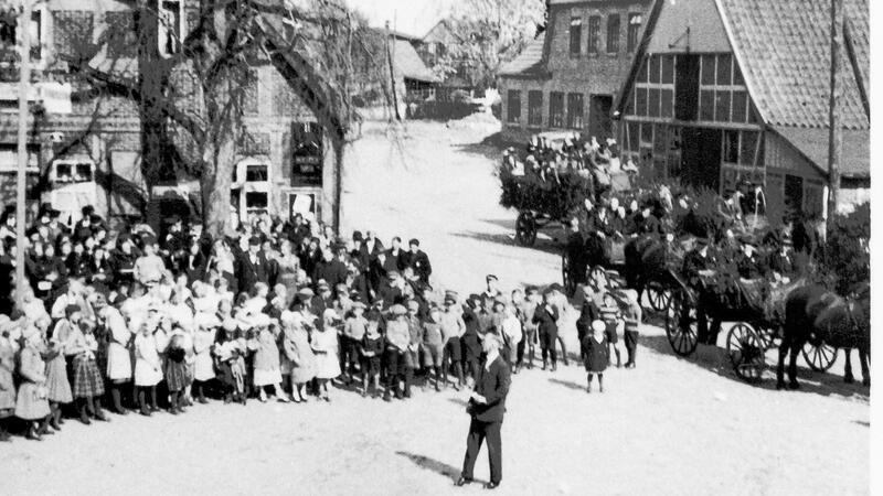 Das Dorf steht zusammen: Bei einer Kundgebung auf dem Marktplatz - heute der Rote Platz vor dem Deutschen Haus - war in den 1920er Jahren ganz Mulsum versammelt.