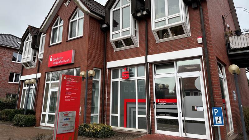 Dorfgemeinschaftshaus zieht in Ex-Sparkasse – Neue Kita für Bützfleth Das Dorfgemeinschaftshaus mit der Ortschaftsverwaltung und der Bücherei zieht in das ehemalige Sparkassengebäude in Bützfleth ein.