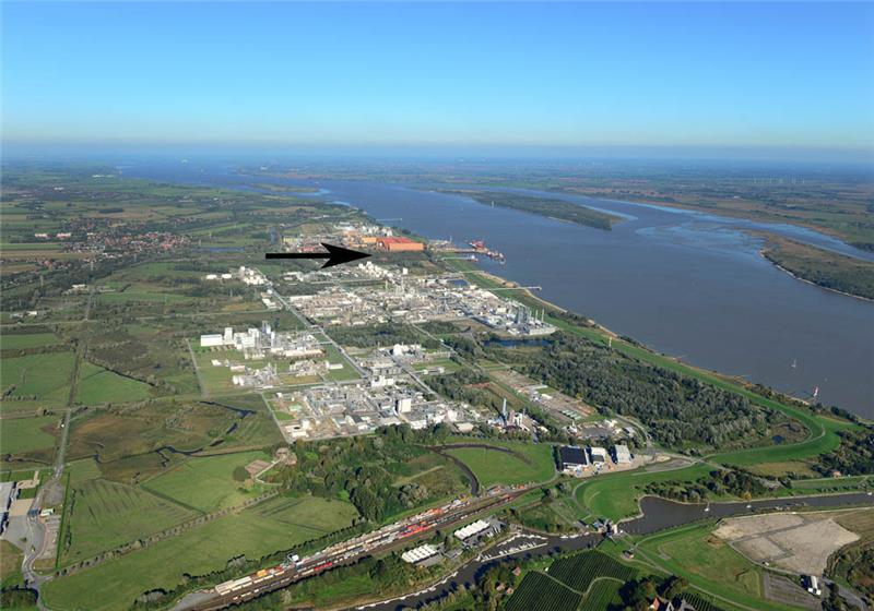 Das Dow-Werk an der Elbe mit dem Seehafen und der AOS (rot). Der Pfeil kennzeichnet die Fläche, wo die LNG-Anlagen entstehen sollen.  Luftfoto: Elsen
