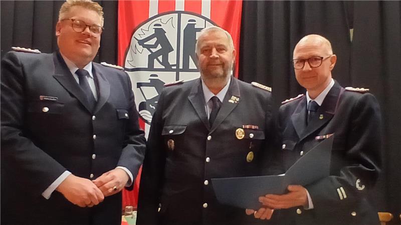 Das Dreigestirn, das die Geschicke der Samtgemeinde-Feuerwehren Oldendorf-Himmelpforten an der Spitze lenkt: Gemeindebrandmeister Malte Gooßen (links) mit seinen Stellvertretern Rolf Jarck und Thorsten Raap.
