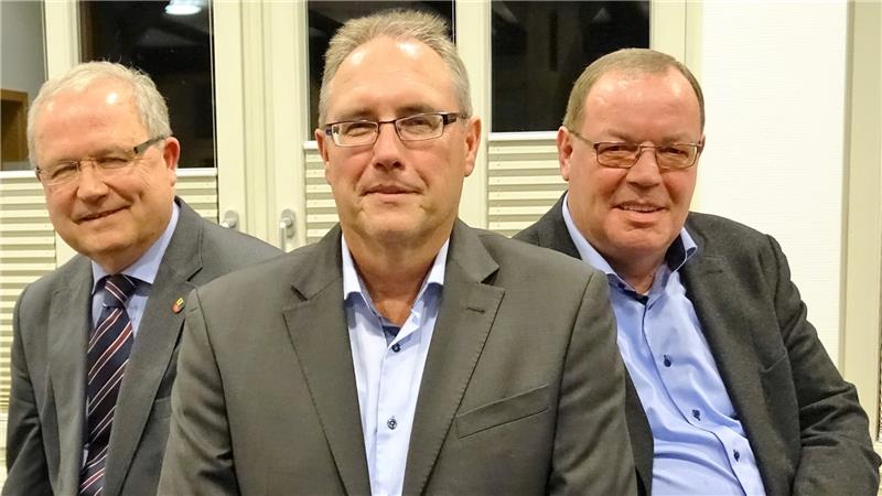Apensens Zeitenwende Das Dreigestirn der Macht: Rolf Suhr (von links), Peter Sommer und Siegfried Stresow prägten lange Zeit die Politik in Apensen. 2018 zogen sich Sommer und Stresow überraschend zurück. Foto: Lepél