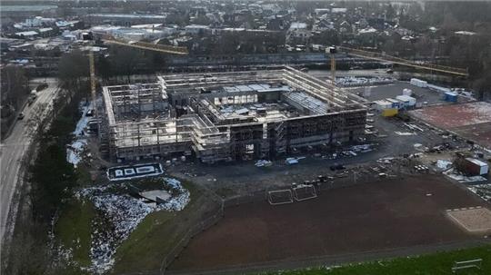 Das Drohnenbild zeigt den Baufortschritt bei der neuen Sporthalle Nord.