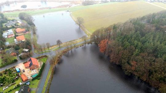 Das Drohnenfoto der Feuerwehr zeigt überflutete Wiesen an der Straße "Wittenberg" in Gräpel (im Foto unten rechts). Links: Die Straße "Wittenberg" und in der Mitte nach rechts führend die "Ostestraße". Ganz oben links im Hintergrund ist die Oste zu sehen.