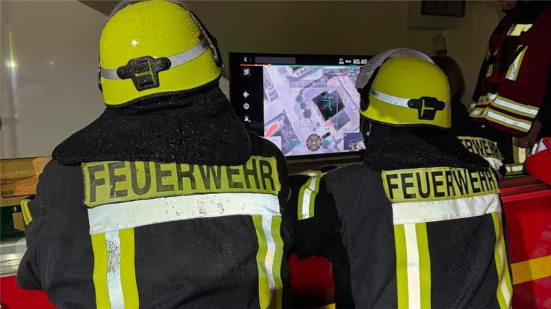 Das Drohnenteam der Feuerwehr Drochtersen im Einsatz.