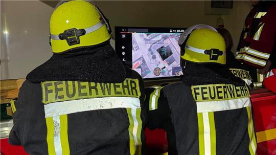 Das Drohnenteam der Feuerwehr Drochtersen im Einsatz.