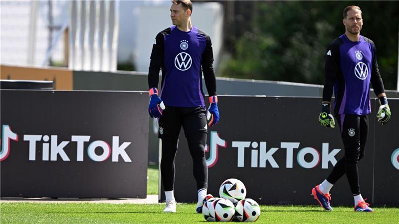 Das Duell der Torhüter Neuer und Baumann (r) ist in den Fokus gerückt. Wegen eines Infekts von Neuer wackelt es. (Archivbild)