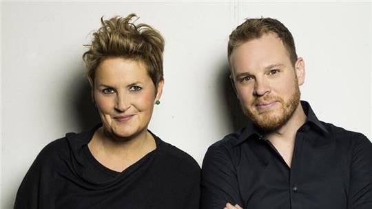 Das Duo 2Flügel - das sind die Sängerin Christina Brudereck und Pianist Ben Seipel.