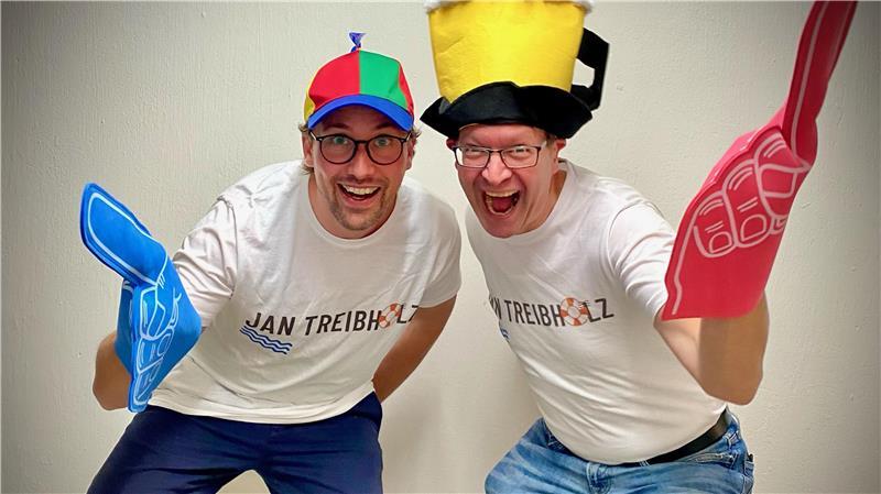 Das Duo Jan Treibholz wird in Ahlerstedt erstmals zu sehen sein und mit dem Publikum eine Kuddel-Muddel-Karaoke-Show feiern.