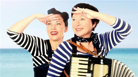 Das Duo Ladies Ahoi! singt Seeemannslieder in der Drochterser Kulturscheune.