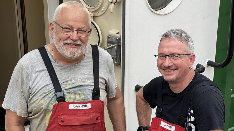 Schlepper Bützfleth bugsiert dicke Pötte in den Stader Seehafen Das Duo vom Schlepper Bützfleth nach getaner Arbeit: Maschinist Hermann Wichers (links) und Kapitän Mario Speer.