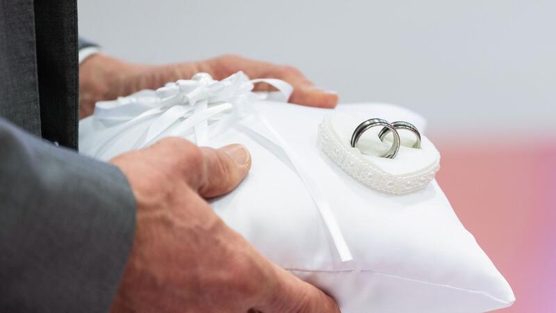 Heiratsalter in Deutschland auf Höchststand Das Durchschnittsalter bei der ersten Heirat ist in Deutschland auf einen Höchststand gestiegen.
