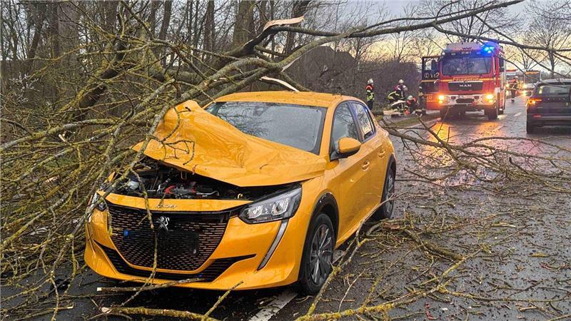 Das E-Auto wurde bei dem Unfall schwer beschädigt.