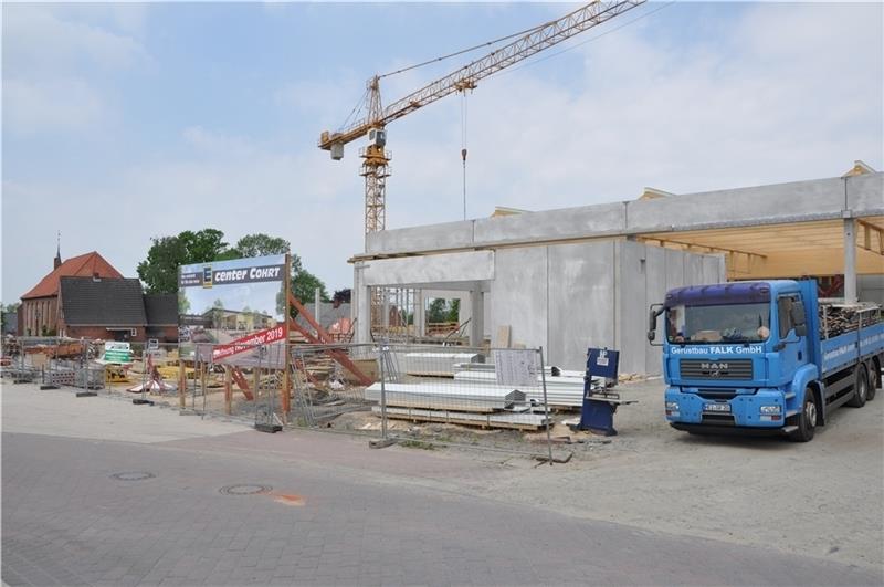Das E-Center am Cadenberger Marktplatz wächst zusehends. Aber auch sonst herrscht rege Bautätigkeit im gesamten Ort. Foto: Kramp