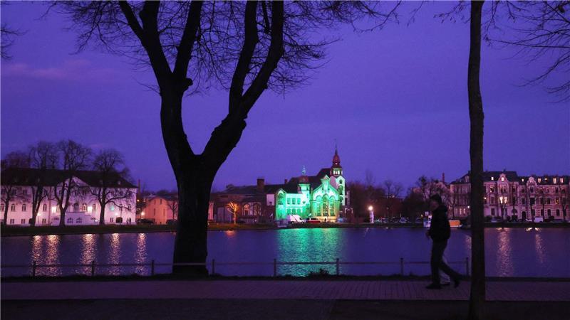 Das E-Werk am Pfaffenteich in Schwerin wird im Rahmen des Aktionstages „Städte für das Leben – Städte gegen die Todesstrafe“ als sichtbares Zeichen gegen die Todesstrafe mit grünem Licht angestrahlt.