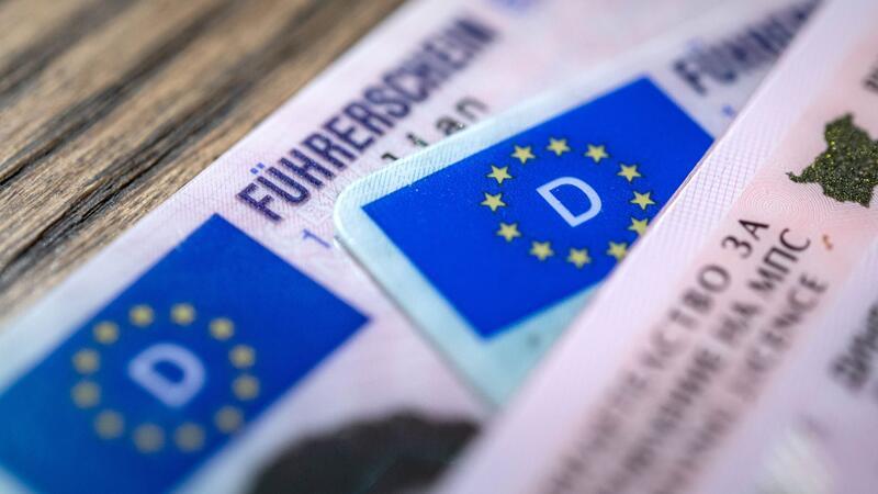 Das EU-Parlament stimmt über Vorschläge zu neuen EU-Führerscheinregeln ab.