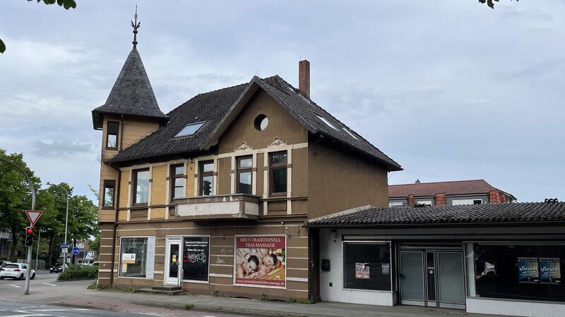 Das Eckhaus an der Kreuzung Stader Straße / An der Rennbahn das kleine Ladenlokal steht schon seit zwei Jahren leer. Aufgrund der massiv gestiegenen Baukosten und Zinsen, sind aber einige Projekte ins Stocken geraten.