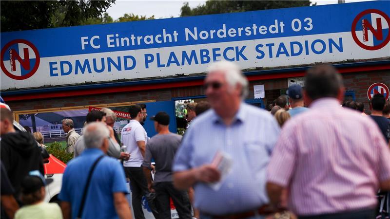 Pokaltraum gegen St. Pauli: Norderstedt will ins Millerntor Das Edmund-Plambeck-Stadion in Norderstedt bietet höchstens 5.000 Zuschauern Platz.