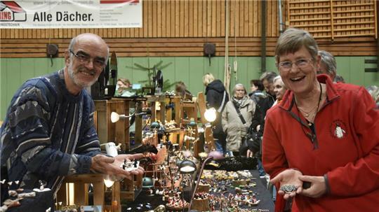 Das Ehepaar Andrea und Jörg Müller ist seit über 40 Jahren auf dem Kunsthandwerkermarkt.