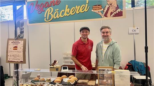 Das Ehepaar Christian (links) und Sebastian Lau (rechts) haben zur VeggieWorld viele Leckereien mitgebracht, von denen viele am ersten Messetag bereits verkauft wurden.