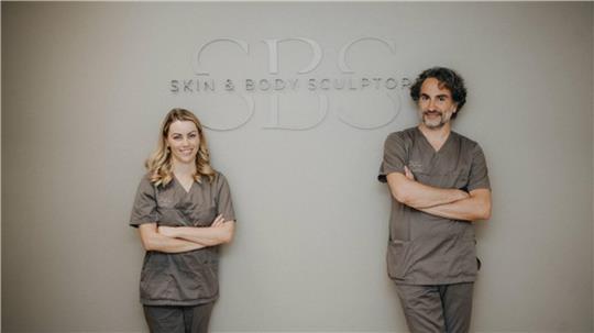 Das Ehepaar Dr. Maria Heller und Dr. Amir F. Gharagozlou betreibt in Bremen die Privatpraxis Skin & Body Sculptors für plastische und ästhetische Chirurgie.