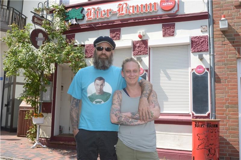 Das Ehepaar Julia Simon-Wetzel und Dennis Wetzel hat den legendären „Bier-Baum“ übernommen.