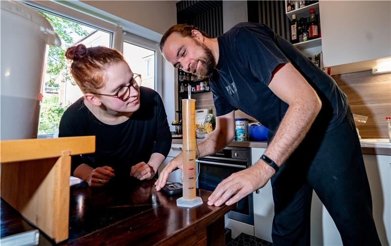 Bierbrauen ist ihr Hobby Das Ehepaar Wiebke und Andreas Melcher, Hobby-Bierbrauer, produziert in ihrer heimischen Küche Bier für einen Wettbewerb, der am 11. September in Mecklenburg-Vorpommern stattfindet. Foto: Heimken/dpa
