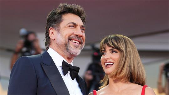 Das Ehepaar vor der Premiere auf dem roten Teppich.