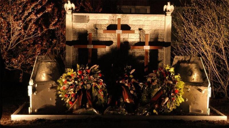 Das Ehrenmal in der Fallschirmjäger-Kaserne Seedorf für die drei am 2. April 2010 in Afghanistan gefallenen Soldaten. Drei Kreuze, flankiert von Türen eines damals angesprengten Dingos.