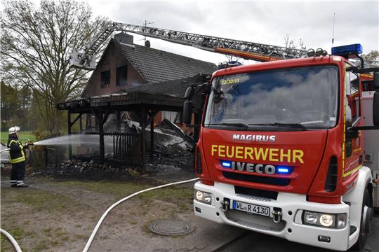 Das Einfamilienhaus nahm ebenfalls Schaden. Foto: Freiwillige Feuerwehr Harburg