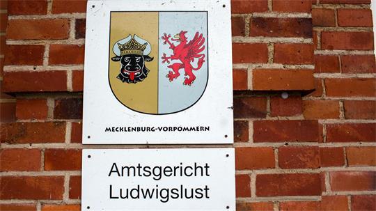Das Eingangsschild am Gebäude des Amtsgerichts Ludwigslust.