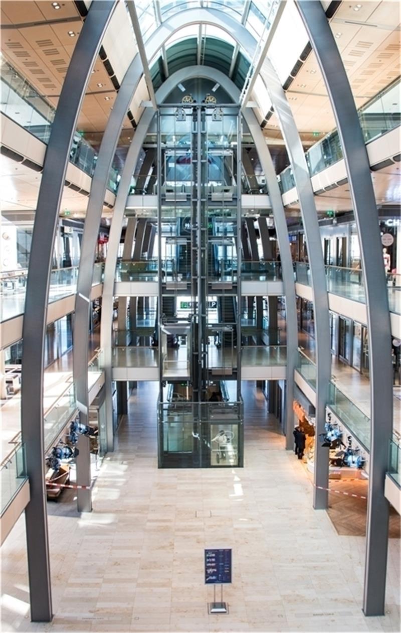 Das Einkaufszentrum „Europapassage“ ist am Sonnabendmittag fast menschenleer. Foto: Bockwoldt/dpa
