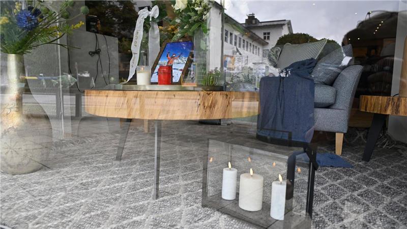 Seilpartnerin: Laura wurde von riesengroßem Stein getroffen Das Einrichtungshaus der Familie ist zum Trauerort geworden.