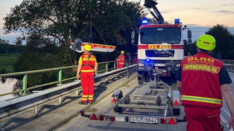 Das Einsatzboot wird an der B73-Brücke über die Schwinge zu Wasser gelassen.
