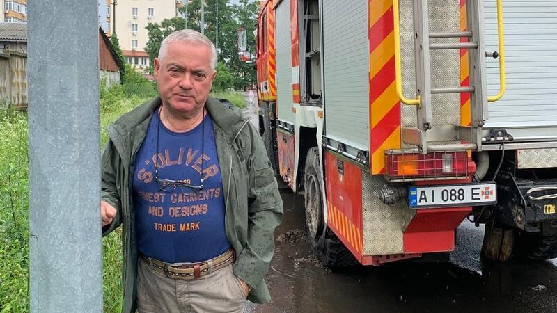 „Blutiger Terror“: Kehdinger Feuerwehrfahrzeug mitten im Ukraine-Krieg Das Einsatzfahrzeug der Feuerwehr von Tschabany wurde von einer russischen Rakete zerstört. Grischa Kaflowsky wohnt in der Nähe.